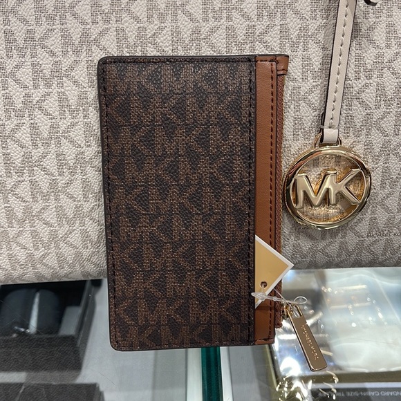 Michael Kors Jet Set Travel Medium Top Zip Card Case Wallet
PVC Leathr
Brown
NWT - Picture 15 of 16